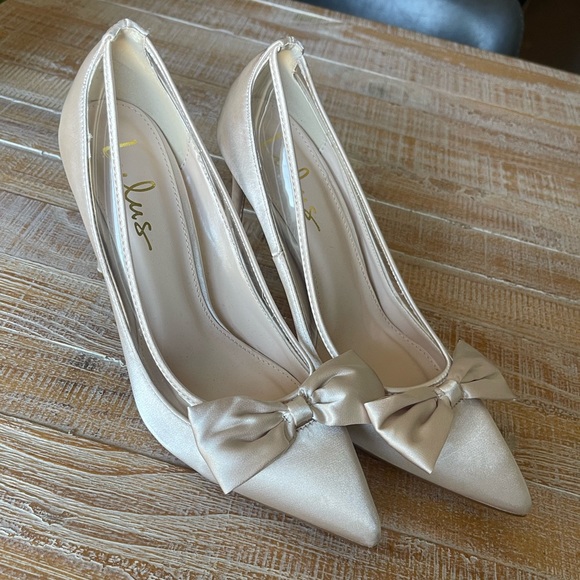 LULUS SZ 9 SATIN POINTED TOE BOW HEELS-Champagne - Picture 2 of 5